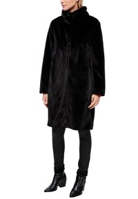 Cappotto in pelliccia sintetica nera con colletto alto, chiusura a bottoni e tasche laterali. Texture liscia, design fino al ginocchio, abbinato a pantaloni attillati e stivali.