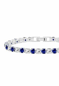 Bracciale in zaffiro e zirconia cubica, caratterizzato da pietre quadrate blu e trasparenti alternate, incastonate in un metallo lucido di tonalità argento. Chiusura a fibbia.