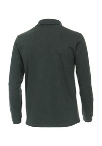 Langärmliges Poloshirt in Dunkelgrün, mit klassischem Kragen und weichem Textilgewebe. Details umfassen einen geraden Saum und Seitenschlitze.