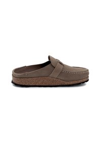 Brauner Wildlederschuh zum Hineinschlüpfen mit einer Korkzwischensohle und Gummisohle, der mit steppenden Akzenten und einem bequemen offenen Fersen-Design ausgestattet ist.