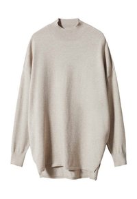 Beige gebreide trui met een hoge ribbelkraag, afhangende schouders en zijsplitten. Zachte textuur, losse pasvorm en lange mouwen.
