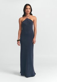 Marineblaues Neckholderkleid mit figurbetontem Schnitt, strukturiertem Stoff und Akzent am Ausschnitt. Schlichtes, bodenlanges Design.