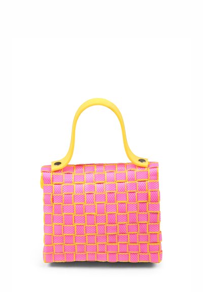 Borsa intrecciata rosa con dettagli gialli e manico. Presenta un motivo a griglia e una forma rettangolare strutturata. Realizzata in materiale resistente.