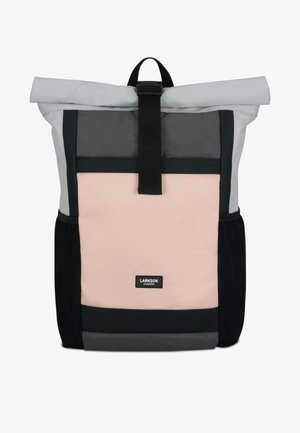 Szürke hengerzáras fedelű hátizsák, rózsaszín elülső panellel, fekete oldalsó zsebekkel és szürke részletekkel. Állítható pántokkal és csatoló záródással rendelkezik.