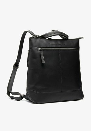 Zaino in pelle nera con design strutturato, scomparto principale con zip, tasca frontale e spallaccio regolabile. Texture liscia e hardware minimale.