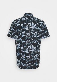 Camicia a maniche corte con sfondo nero e motivo floreale bianco. Caratterizzata da un colletto e una vestibilità comoda. Design botanico vivace.