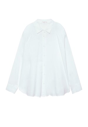 Camicia bianca a maniche lunghe con bottoni, colletto appuntito e maniche con polsini, distesa su uno sfondo bianco.