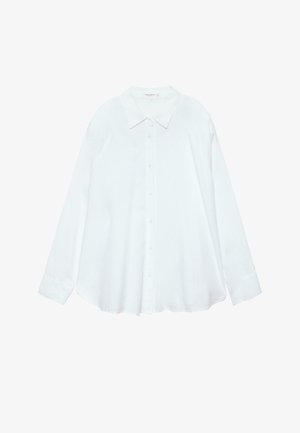 Hvid langærmet skjorte med knapper, spids krave og manchetter, liggende fladt mod en hvid baggrund.