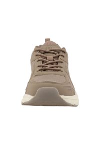 Baskets athlétiques beige avec une tige en mesh, bout rond, laçage traditionnel et une épaisse semelle blanche. Présente un logo subtil sur le côté.