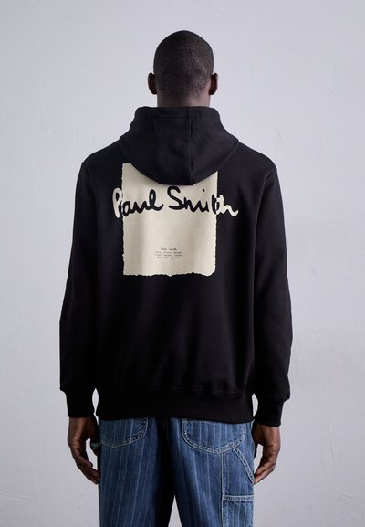 Schwarzer Hoodie mit Kordelzug, auf dem Rücken mit einem cremefarbenen rechteckigen Grafikdesign versehen, auf dem "Paul Smith" in schwarzer Schreibschrift steht.