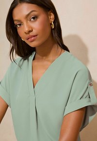 Lipsy UTILITY V-NECK SHORT ROLL SLEEVE - Palaidinė - ecalyptus