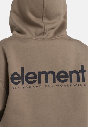 Brązowa bluza z kapturem z dużym czarnym logo z napisem "element" i "SKATEBOARD CO. WORLDWIDE" na plecach, wykonana z teksturowanej tkaniny.