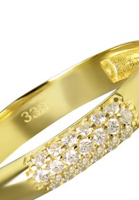 Bague en or avec une bande lisse, présentant une rangée de petits diamants ronds sertis dans une section texturée. Inscription "333" visible à l'intérieur.