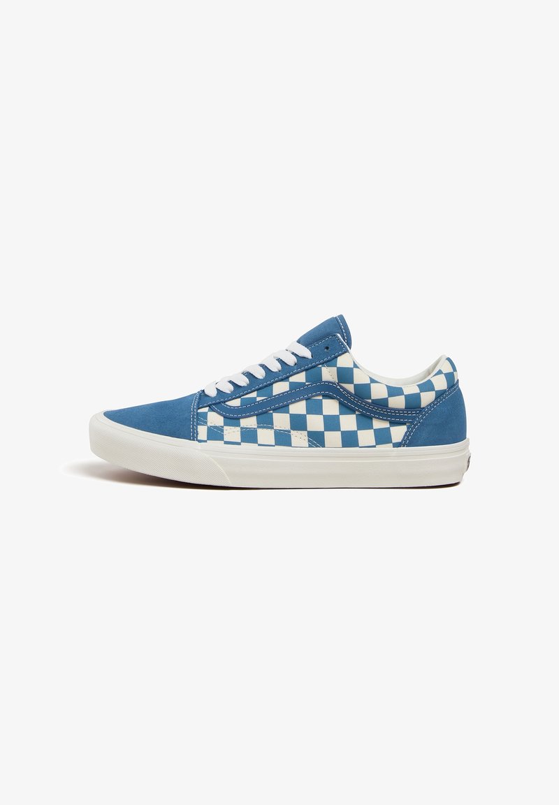 Baskets basses avec motif damier bleu et blanc, lacets blancs et semelle blanche.