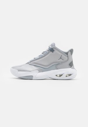Szaro-białe wysokie buty do koszykówki z panelami z siateczki i skóry, widoczną poduszką powietrzną w podeszwie oraz logo Jumpman po boku.