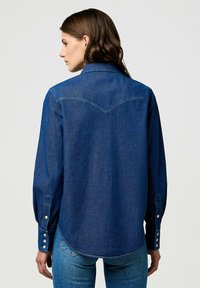 Wrangler LONG SLEEVE WESTERN FOR REGULAR FIT - Camicia - dark wash