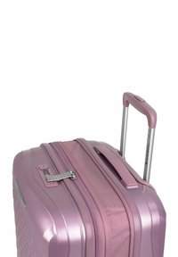 Hartschalen-Rosefarbene Reisetasche mit strukturierter Oberfläche, doppeltem Reißverschluss, Kombination Schloss und ausziehbarem Griff. Zu den Akzenten gehört ein Tragegriff oben.