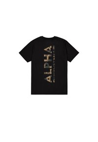 Černé tričko s krátkým rukávem s vertikálním kamuflážovým nápisem "ALPHA INDUSTRIES" uprostřed zad.