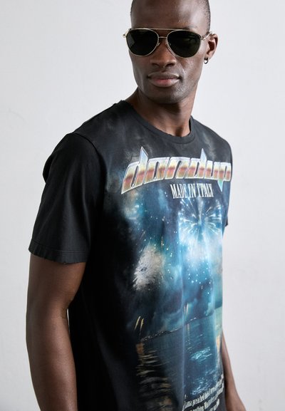 Mustat puuvillapaidat, joissa on värikäs ilotulituskuvasto järvireflektiolla. Paidassa on pyöreä kaula-aukko ja lyhyet hihat.