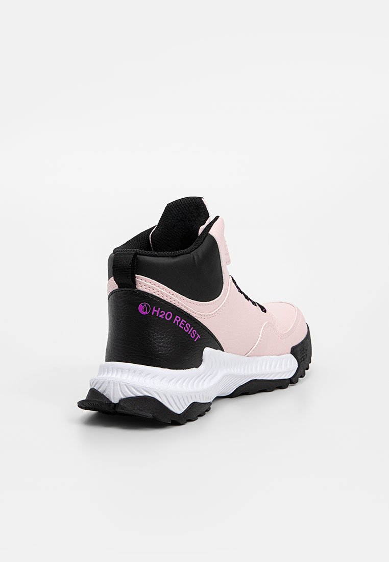 Sneaker alte rosa e nere, impermeabili, con superficie testurizzata, suola imbottita e dettaglio viola "H2O RESIST" sul tallone.