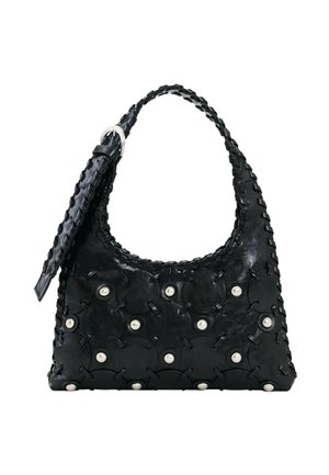 Mustast nahast käekott, millel on ümmargused õmmeldud plaastrid, pärlilaadsed naelad ja hõbedase pandlaga punutud käepide.