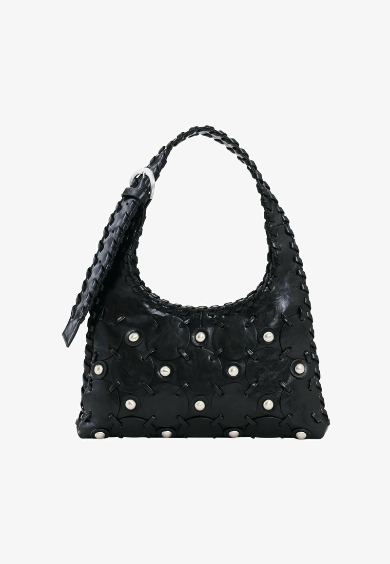 Zwarte leren handtas met ronde gestikte patches, parelachtige studs en een gevlochten handvat met een zilveren gesp.