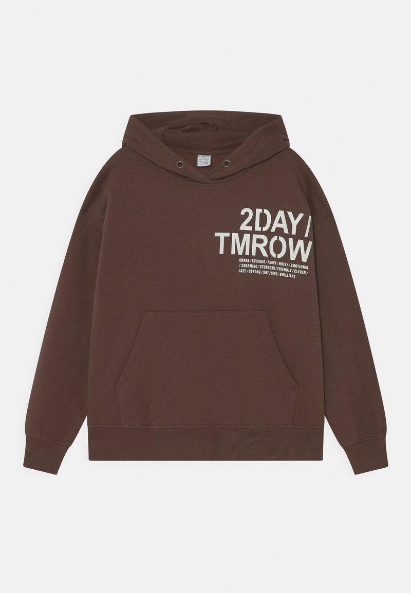 Sweat à capuche marron avec poche avant et texte blanc indiquant "2DAY / TMRW" plus des adjectifs plus petits sur le haut gauche de la poitrine.