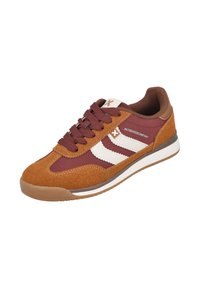Zapatillas marrón y burdeos con rayas blancas, cordones gruesos, acentos de ante y el texto "#XTISHOESCOMPANY" en el lateral.