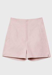 Shorts roses clairs cintrés avec poches avant, fentes latérales et une ceinture lisse, présentés à plat sur un fond gris clair.