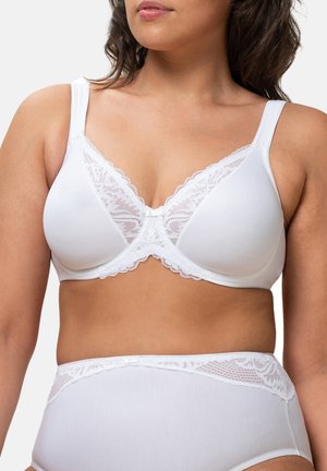 Witte bh met kantdetails op de cups en banden, gemaakt van een gladde stof. Gepaard met hooggesneden witte slipjes met kantaccenten.