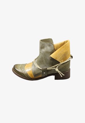 Stivale alla caviglia in pelle verde e gialla con finitura texturizzata, punta affilata, dettaglio della cinghia e tacco in legno. Presenta un design stratificato distintivo.