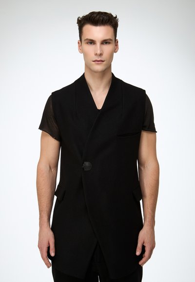 Schwarze ärmellose Weste aus strukturiertem Stoff mit einem einzelnen Knopf, Reverskragen und Seitentaschen, mit einem taillierten Schnitt.