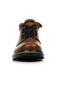 Stivaletto in pelle marrone con lacci blu, punta rotonda e suola a contrasto. Caratterizzato da dettagli di cucitura e occhielli in metallo per i lacci.