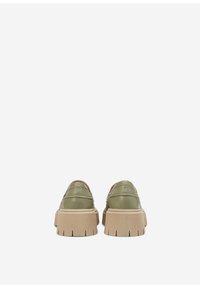 Grønne læderslip-on sko med en tyk beige platformsål og udtalt tread. Har stiklinger detaljer langs overdelen.
