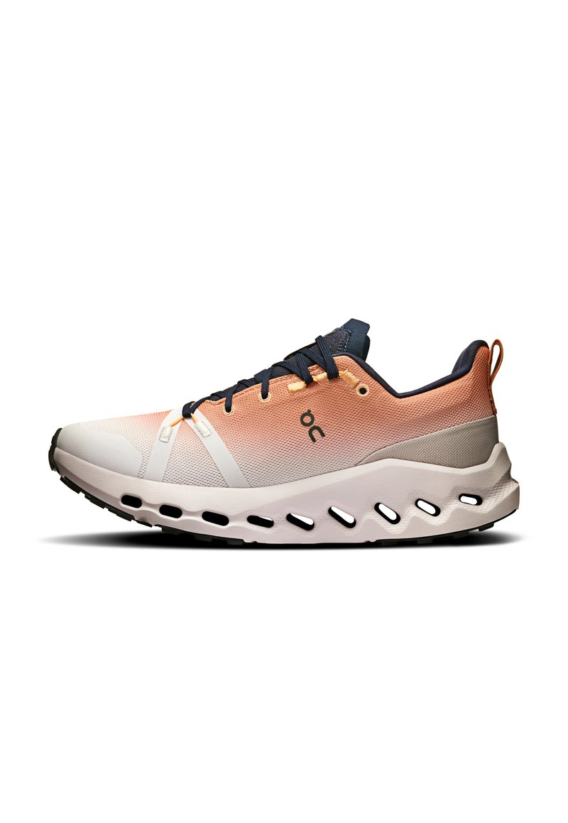 Scarpa sportiva con tomaia traspirante in pesca e crema, lacci scuri e suola imbottita con aperture per la ventilazione.