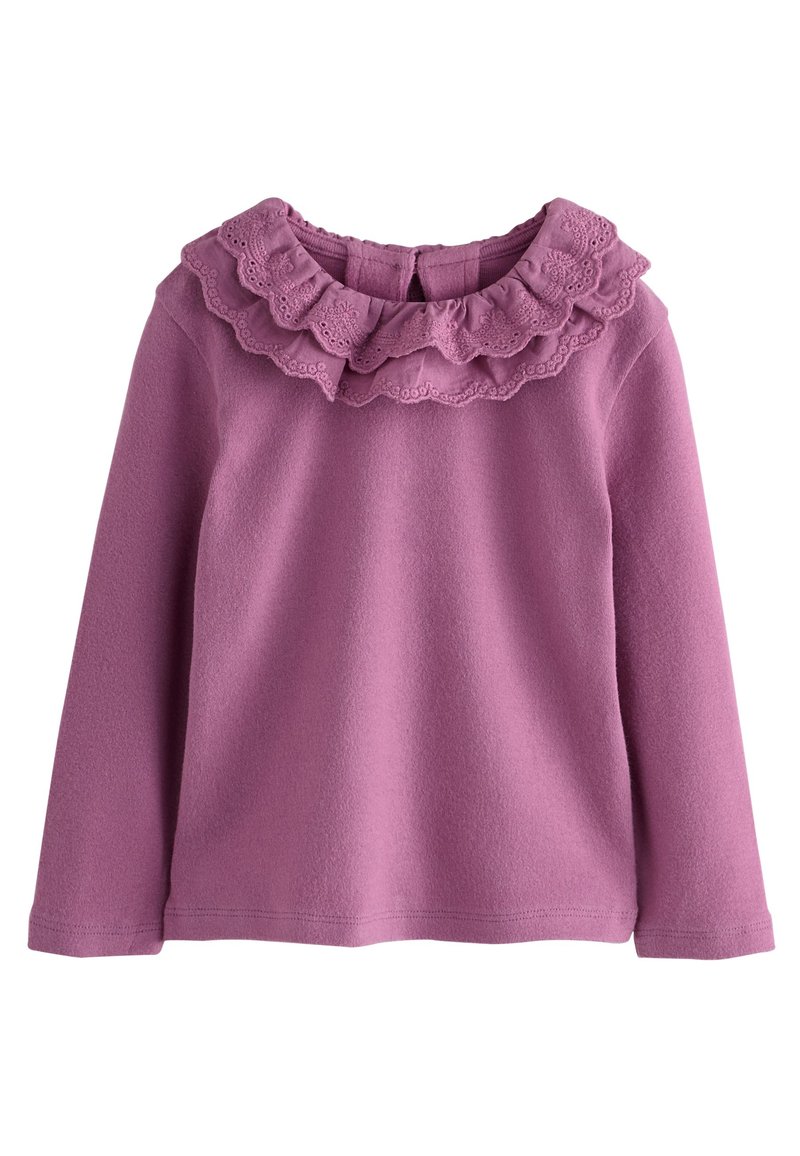 Top de manga larga morado con cuello de encaje fruncido, tela suave y cierre de botón en forma de ojo de cerradura en la parte trasera. Textura lisa y diseño ajustado.