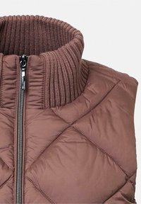 Veste marron matelassée à col montant avec col côtelé tricoté et fermeture centrale zippée en métal.