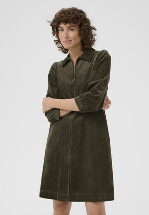 Abito in corduroy verde oliva con zip frontale, colletto e maniche a tre quarti, caratterizzato da una vestibilità comoda e tessuto testurizzato.