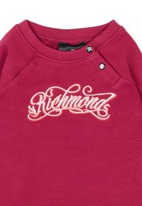 Burgundowa bluza z ribbowym kołnierzem, ozdobnymi guzikami i haftowanym napisem "Richmond" w jasnoróżowym kolorze na piersi.