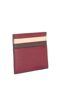 Tenký kožený pouzdro na karty se třemi horizontálními barevnými bloky: burgundské, béžové a tmavě hnědé.