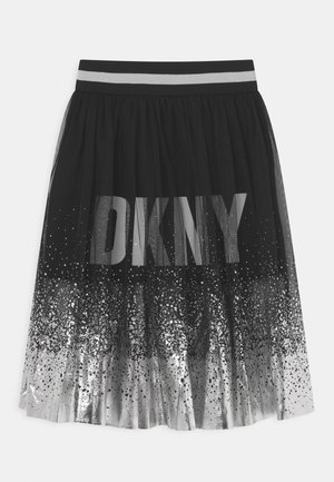 Falda de tul con degradado en negro y plata, con cinturilla elástica y gran logo "DKNY" debajo de una capa brillante.