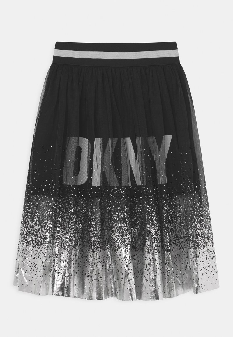 Jupe en tulle dégradé noir et argent avec taille élastique et grand logo « DKNY » sous une couche pailletée.