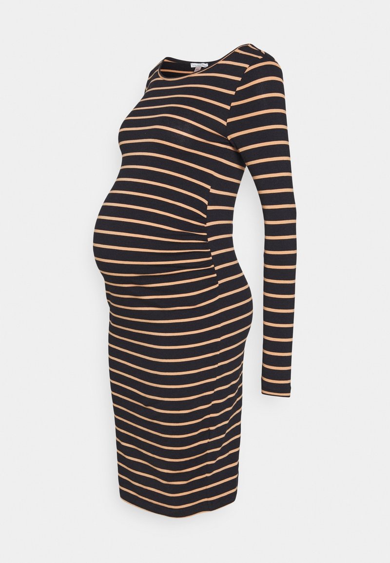 Abito premaman a maniche lunghe orizzontalmente a strisce nere e beige, con lati arricciati, silhouette aderente e scollatura rotonda.