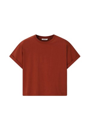 T-shirt manches courtes couleur rouille avec revers aux manches, col rond et ourlet droit, présenté sur un fond blanc uni.