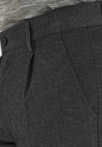 Pantalones de color gris oscuro hechos de una tela texturizada, con un bolsillo frontal, trabillas para el cinturón y cierre de botón.