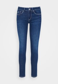 Jeans ajustados azul oscuro de mezclilla, con una cintura de altura media, cinco bolsillos y sutiles detalles de costura.