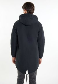 Sort hætteparka med buet kant, elastiske manchetter og snoreliv. Lavet af glat stof med en mat overflade.
