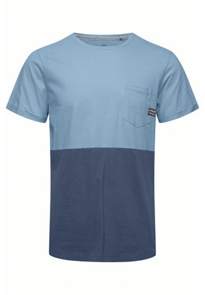 Lyhythihainen t-paita, jossa on vaaleansininen yläosa ja tummansininen alaosa, valmistettu puuvillasta, ja jossa on tasku ja etiketti rinnassa.