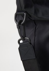 Carhartt WIP ALUMNI TOTE BAG UNISEX - Cabas - black/scarlet