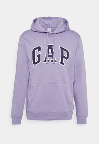 Sudadera lavanda con bolsillo canguro, capucha con cordón y logo "GAP" en azul marino. Fabricada en una suave mezcla de algodón con puños de canalé.
